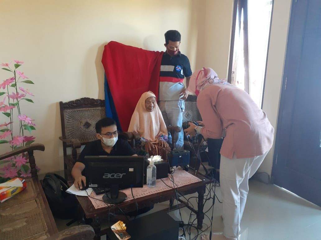 PEREKAMAN E-KTP BAGI LANSIA DAN PENDUDUK DISABILITAS DESA KARANGJAMBU