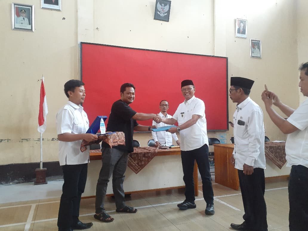 Wujud Kepedulian terhadap Desa, CEO CV Rieke Team Digital Bantu Rp65 Juta untuk Pembangunan Jalan Dusun I Karangjambu