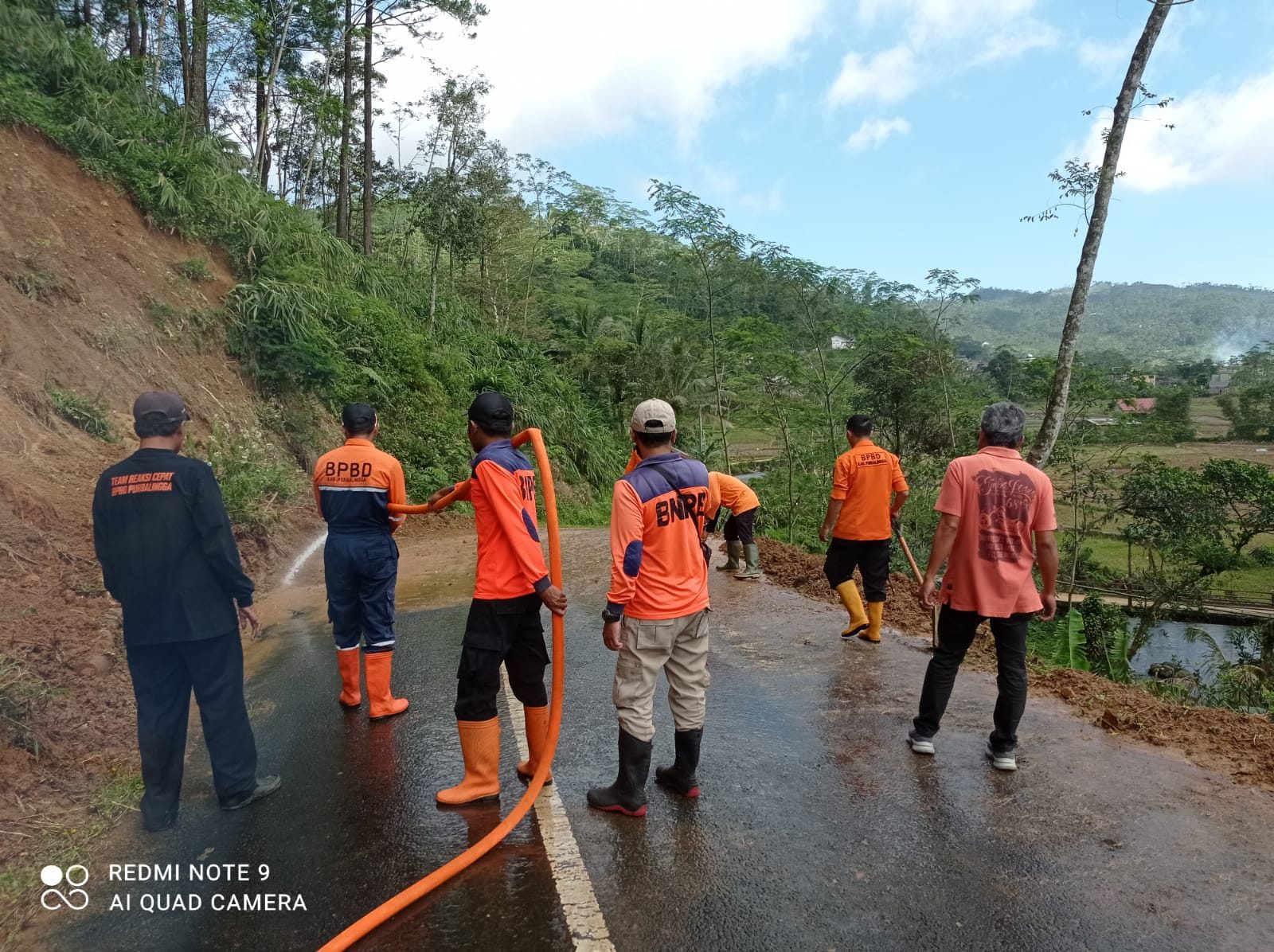 Warga Desa Karangjambu Gotong Royong Bersihkan Material Longsor di ruas Jalan Kabupaten