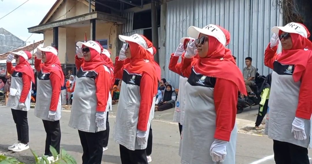 Semarak HUT RI ke-79, Semangat Ibu-ibu TP.PKK Karangjambu Ikuti Lomba Gerak Jalan