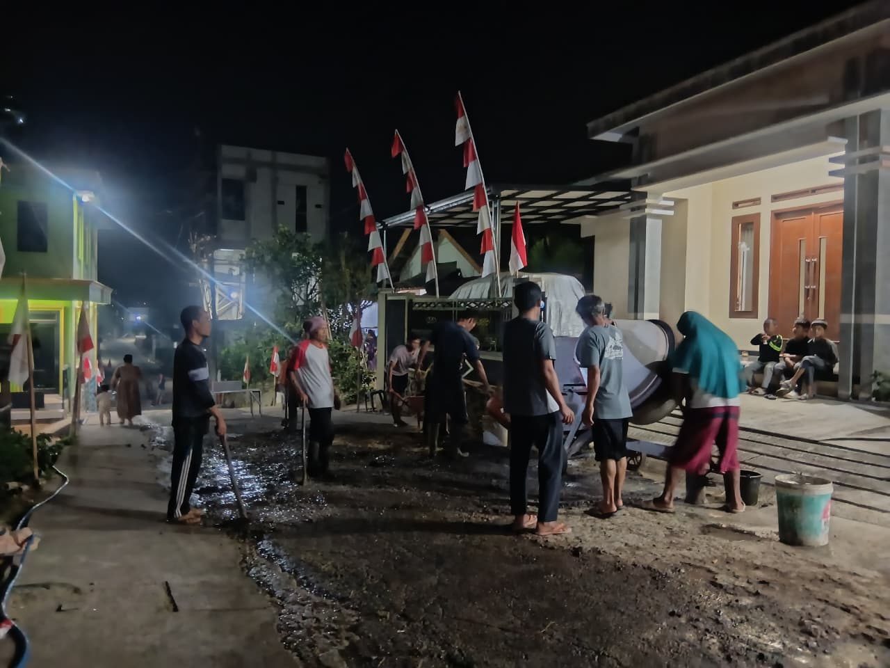 Sambut HUT Kemerdekaan RI, Warga Desa Karangjambu Gotong Royong Perbaiki Jalan Rusak