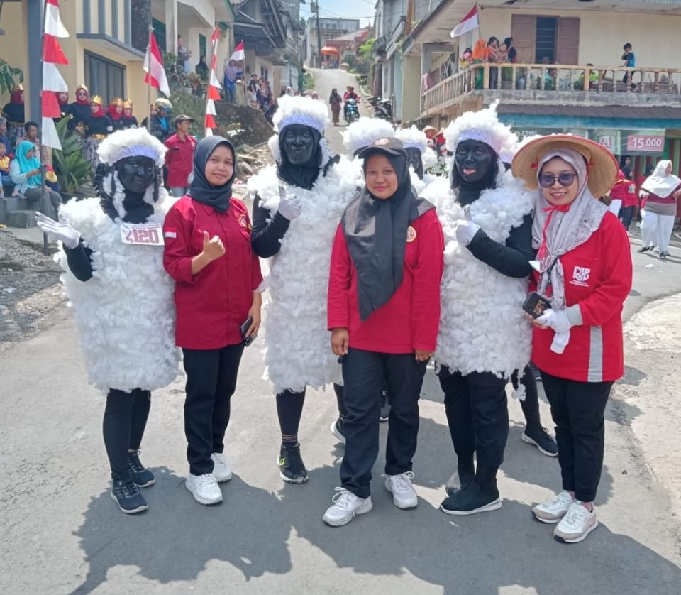 Wedus Gembel Meriahkan Lomba Gerak Jalan HUT RI ke-79 di Karangjambu