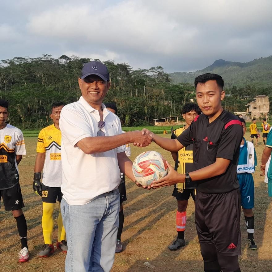 Pembukaan Turnamen Sepak Bola Pemdes Karangjambu Cup 2024 Meriahkan HUT RI ke-79